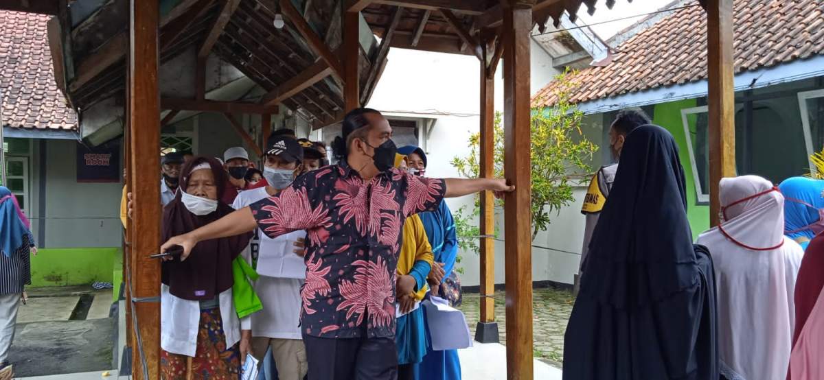 Demi Bansos Rp 500 ribu, Warga Rela Datang Sejak 06.30 Pagi ke Kecamatan Sumpiuh