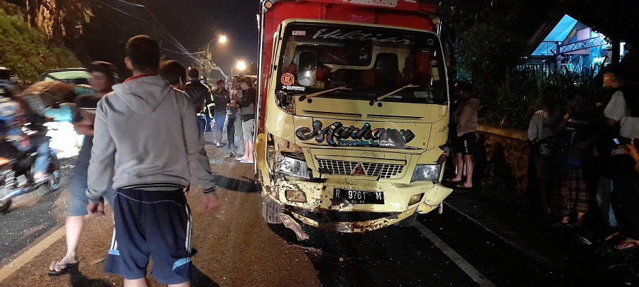 Truk Tronton Tabrak Tiga Bus, Pikap dan Truk di Jalan Raya Sigaluh Banjarnegara