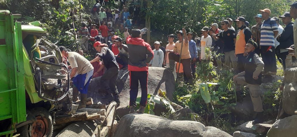 Evakuasi Truk Engkel yang Terjun ke Jurang Terkendala Sulitnya Medan
