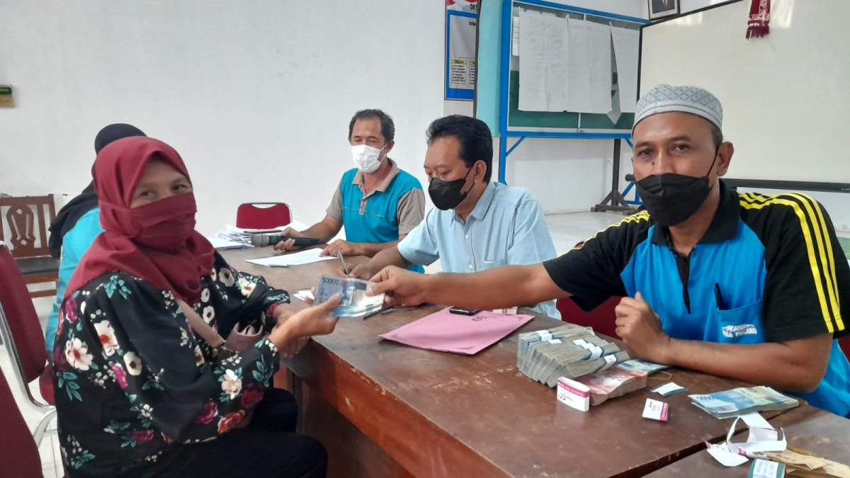 Terkena PHK, Warga Desa Pucang Terima BLT