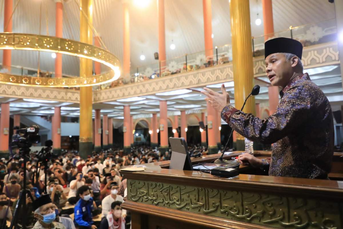Ceramah Tarawih di Masjid UGM, Ganjar Sharing Persoalan Reformasi Birokrasi
