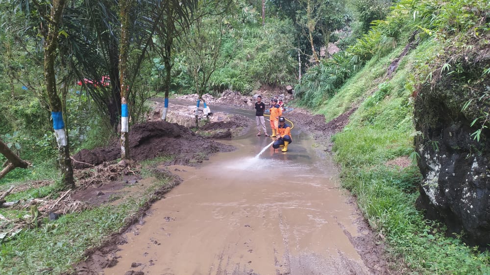 Pembersihan Material Longsor di Jalur Siregol Selesai, Arus Lalu Lintas Kembali Normal