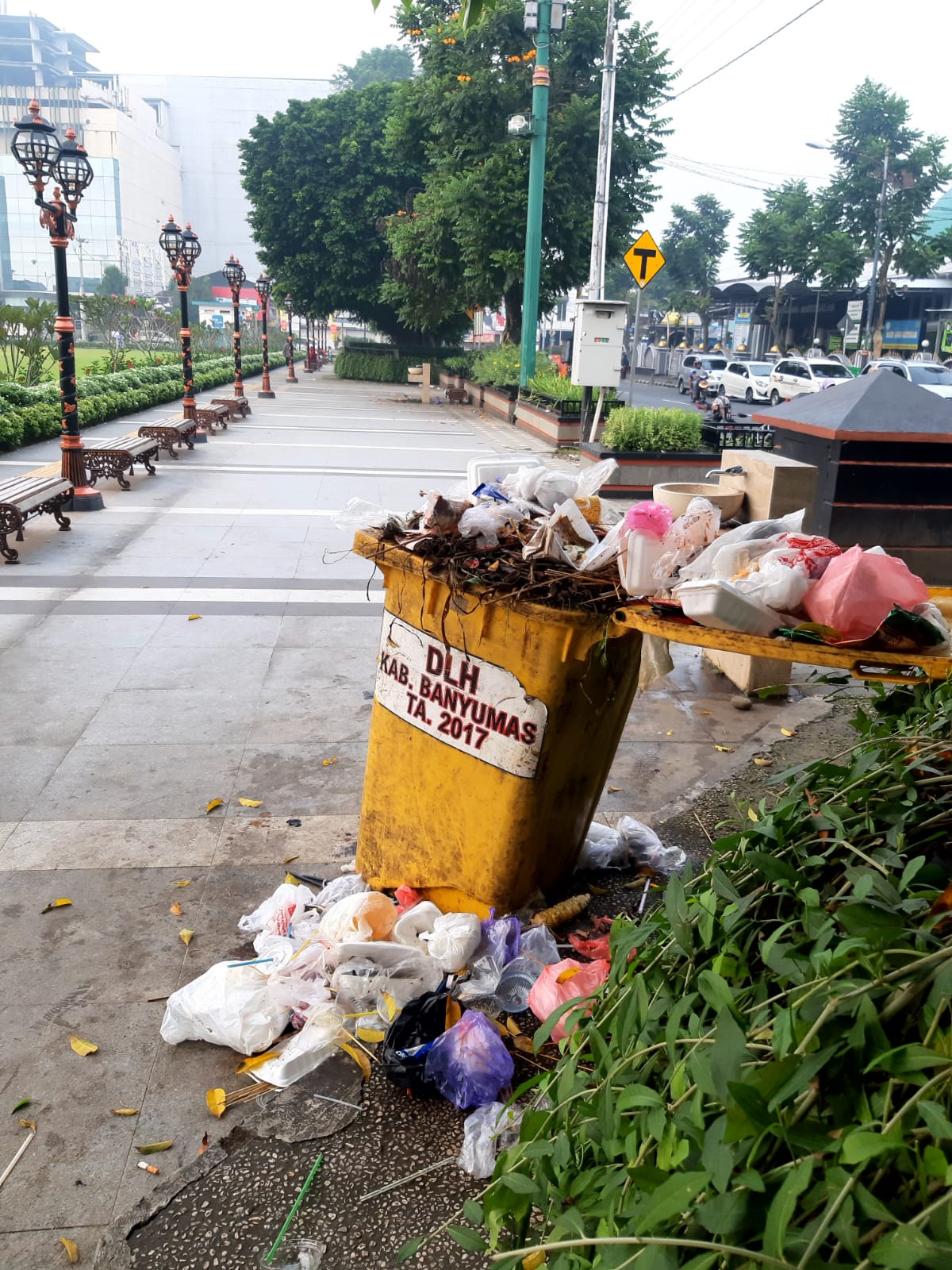 Sehari Dibuka, Sampah Berserakan di Alun-alun Purwokerto