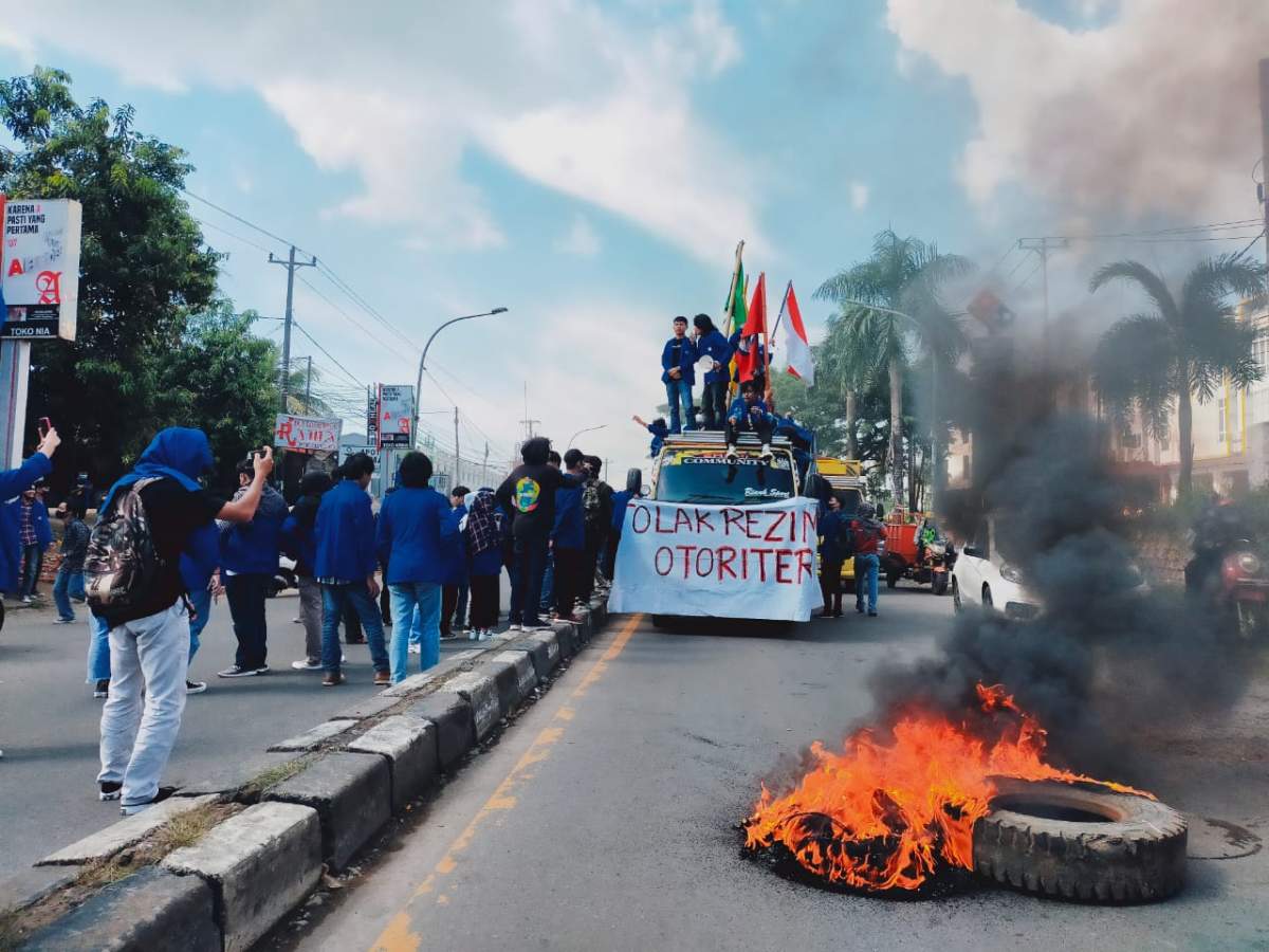 Mahasiswa dengan Lantangnya: Pak Jokowi Reshuffle Luhut, Menko dari Segala Menko!