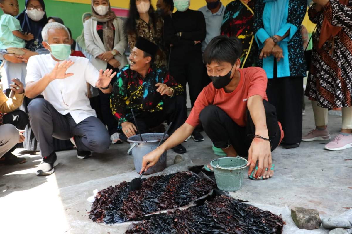 Seru-seruan Ganjar dan Penyandang Disabilitas Bikin Batik Ciprat di Sambung Roso