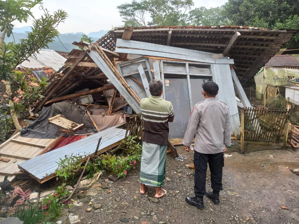 Rumah Warga Desa Makam Ambruk Hujan Deras Disertai Angin, Begini Kronologinya