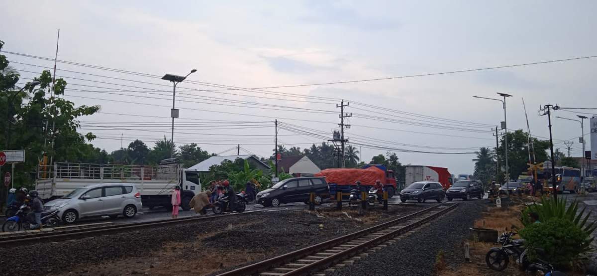 Bikin Ngilu, Begini Seharusnya Kalau Lewat Perlintasan Rel KA Melintang Saat Hujan