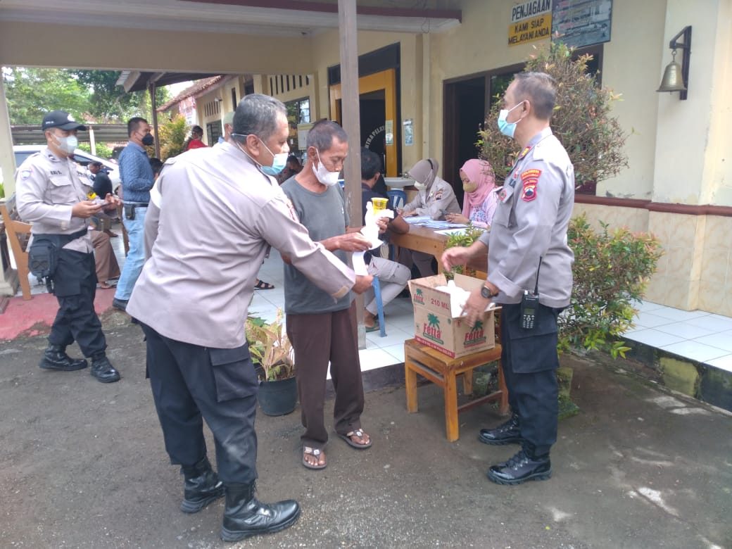 Vaksin di Polsek Banyumas, Dapat Minyak Goreng Gelas