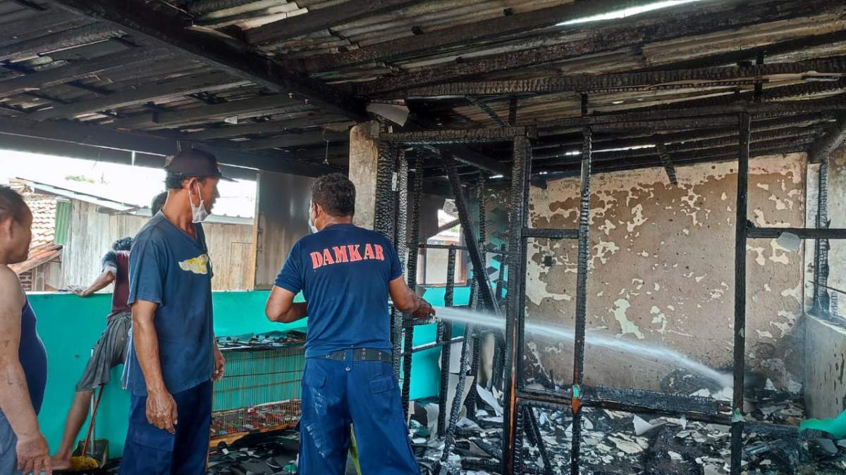 Korsleting Listrik, Sebuah Rumah Dibelakang SMP 1 Purwokerto Nyari Ludes Terbakar