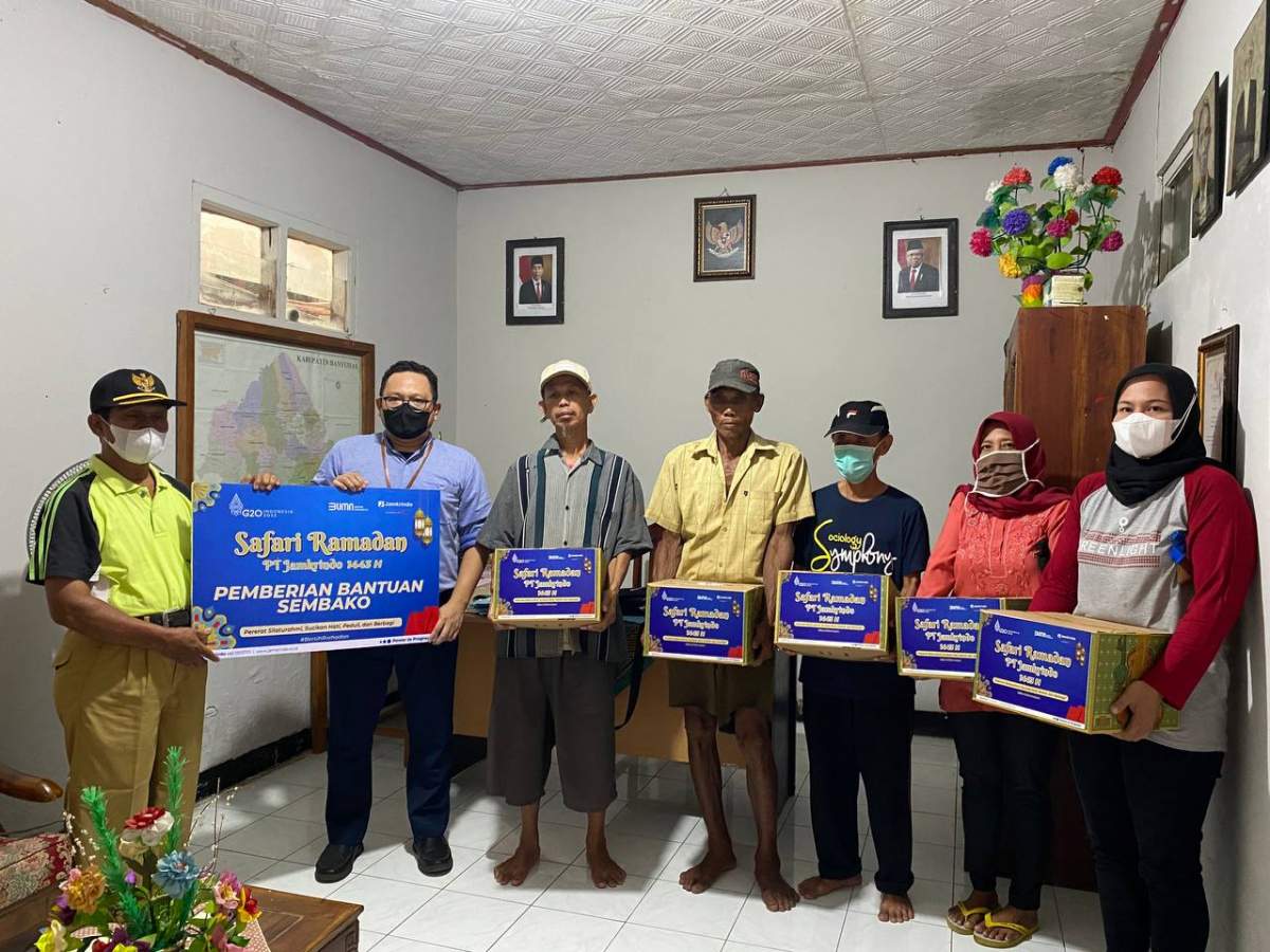 Gelar Safari Ramadhan, Jamkrindo Bagikan Bantuan Paket Sembako di Purwokerto