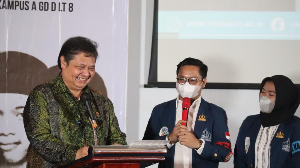 Temui Keluarga Tragedi ‘98, Airlangga: Mereka Pelopor Semangat Reformasi untuk Indonesia Sejahtera