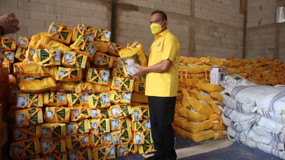 Partai Golkar Bagikan Bingkisan Lebaran untuk Rayakan Hari Kemenangan