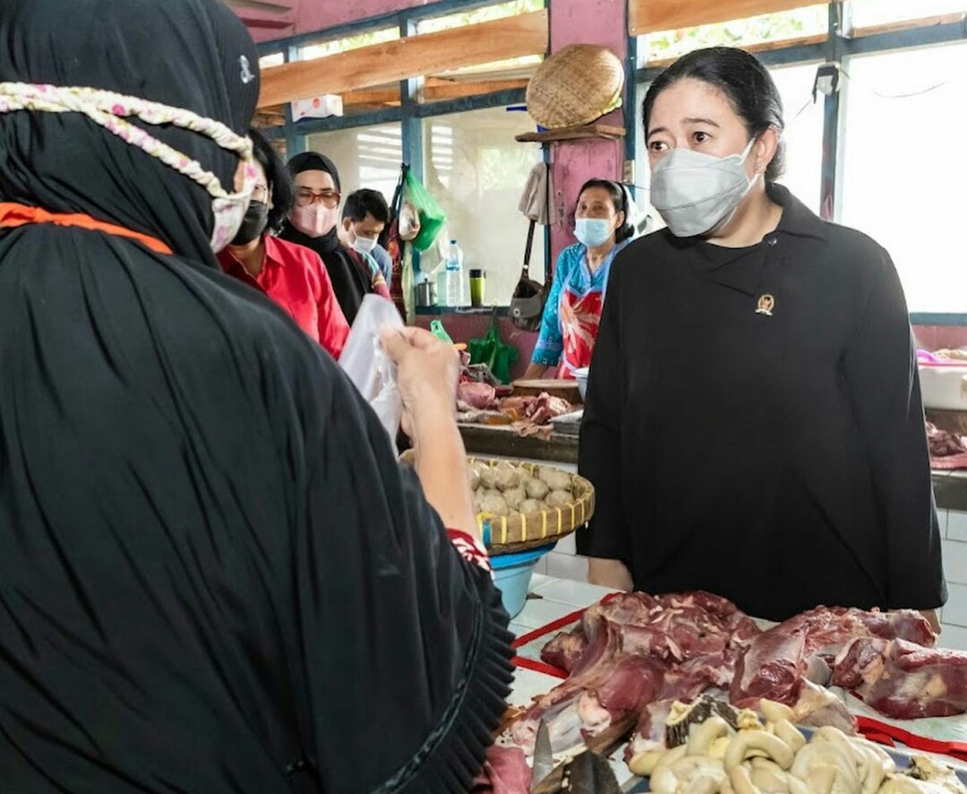 Bareng Gibran, Puan Maharani Blusukan di Pasar, Borong Bakso: Jangan Sampai Kebijakan Tidak Terasa Dampaknya d