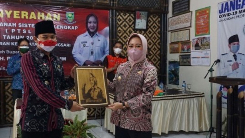 Pemuda Desa Banjaran, Bojongsari Semakin Serius Garap Pasar Kerajinan Berbahan Baku Bambu