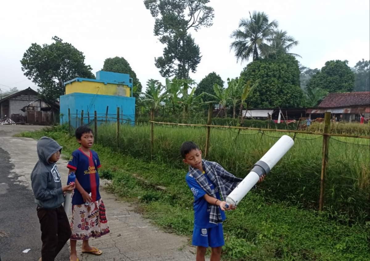 Dulu Pakai Bambu Karbit, Ngabuburit Sekarang Bawa Meriam Jebodan dari Paralon, Sambil Usir Burung Sawah di Pag