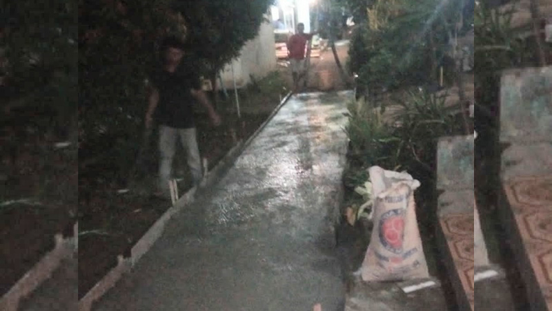 Warga RT 4 RW 3 Kelurahan Sumpiuh Kompak Tinggikan Jalan Lingkungan