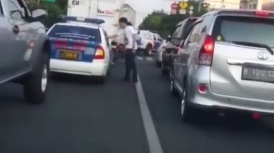 Video Viral, Pria Gondrong Masukkan Sampah ke Mobil Polisi Setelah Dibuang Sembarangan