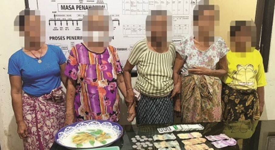 Lima Nenek Tertangkap Main Judi Ceki Diamankan Bersama Barang Bukti di Polsek