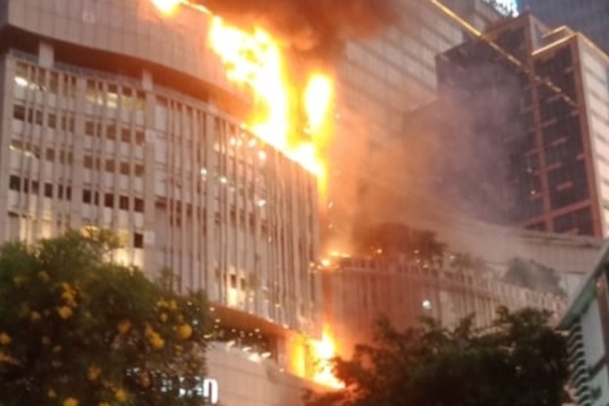 Mal Tunjungan Plaza Surabaya Terbakar, Api Diduga dari Restoran