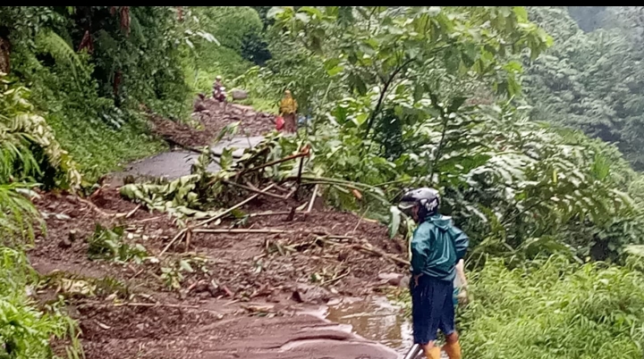 Lebih Parah, Jalan Sirau - Kramat Kembali Diterjang Longsor, Lihat Foto-fotonya