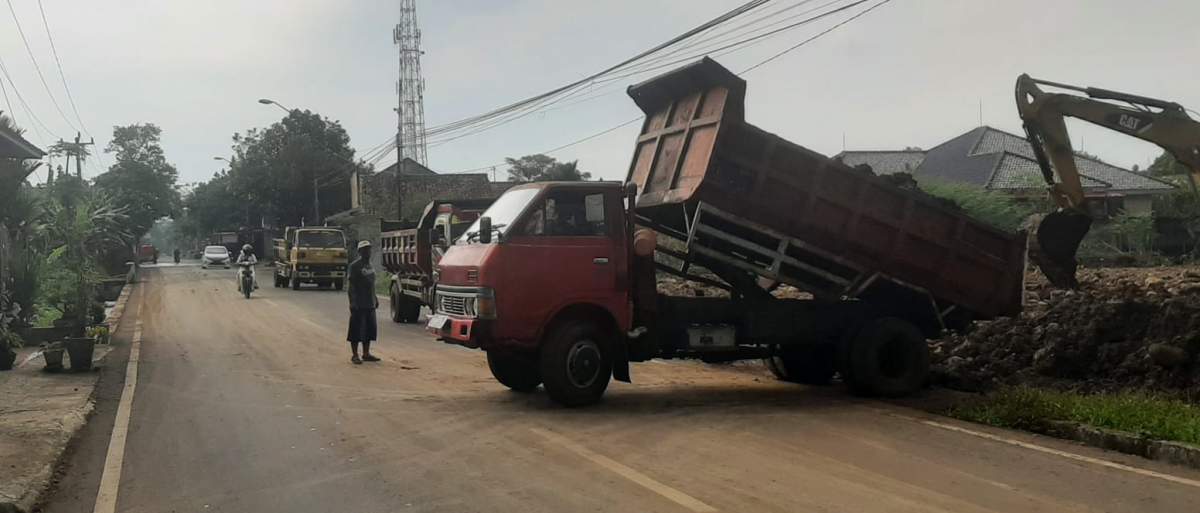 Urugan Tanah Bikin Resah, Proyek di Jalan Cahyana Baru