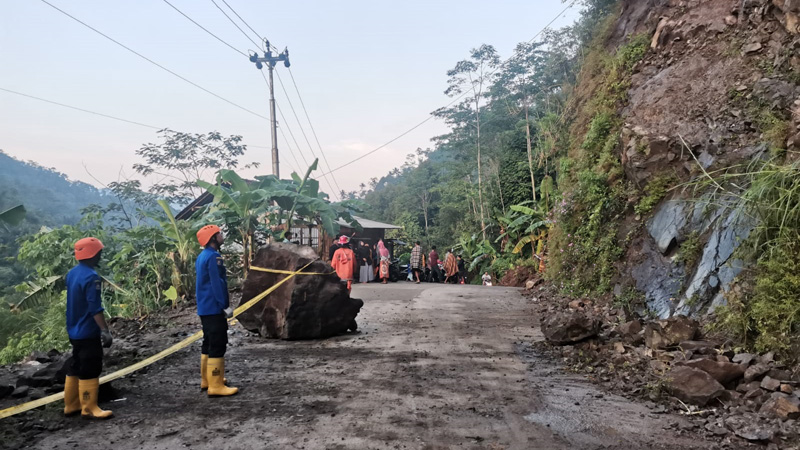 Rawan Longsor, Tebing Batu Andesit Jalur alternatif Banjarnegara - Dieng via Larangan - Plipiran
