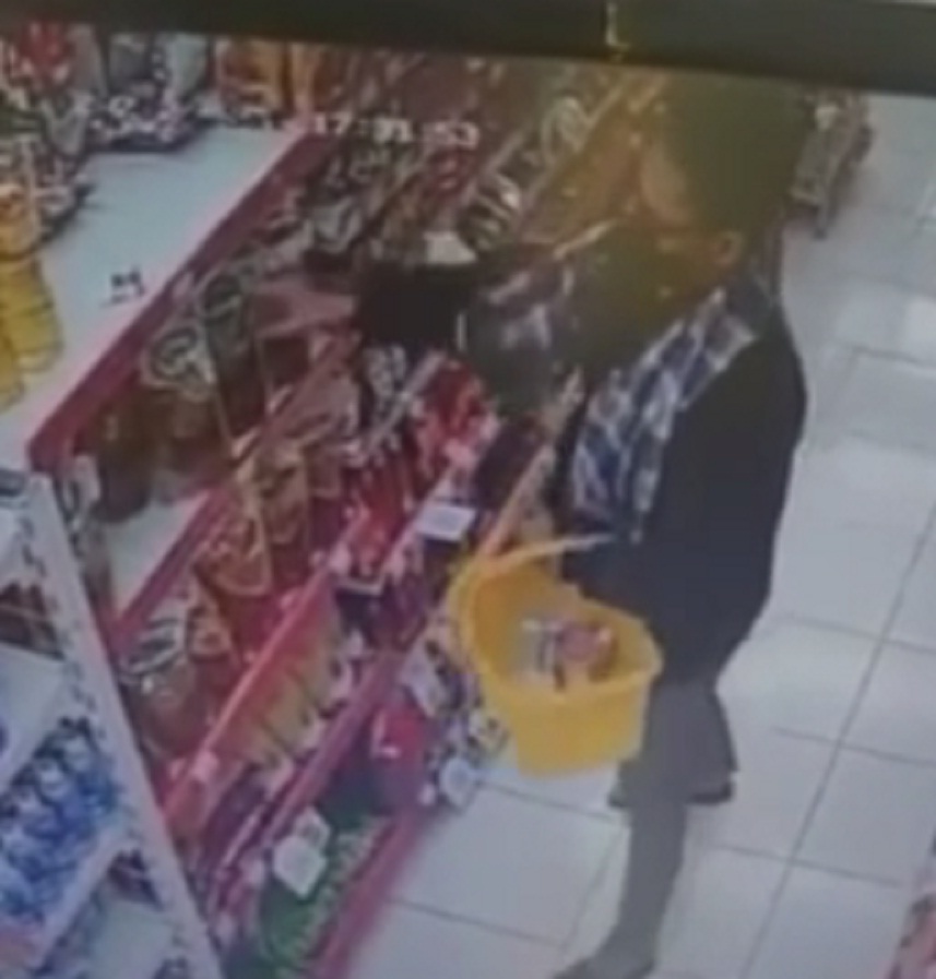Viral, Curi Minyak Goreng Dimasukan Sarung di Minimarket Rawalo, Aksinya Terekam CCTV