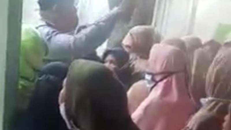Viral Video Polisi Usir Penerima Bansos Karena Belum Vaksin Booster di Brebes, Faktanya Terungkap