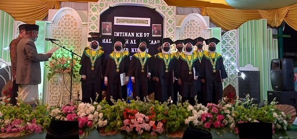57 Santriawan dan Santriwati Madrasah Salafiyah Diniyah Al Ittihaad Diwisuda