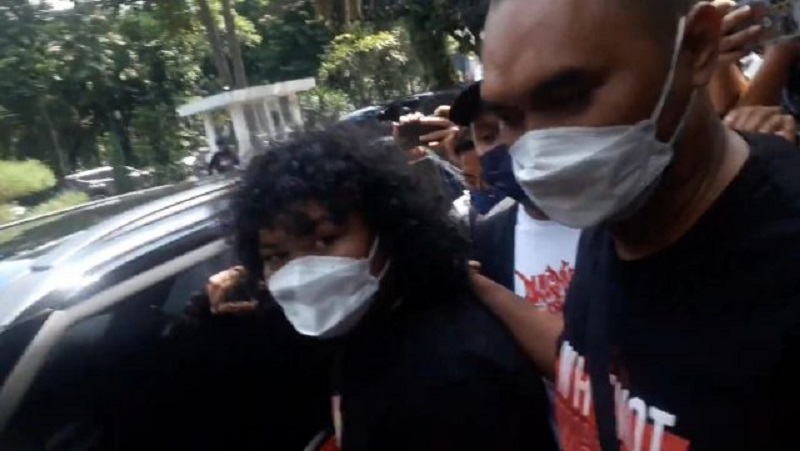 Penuhi Panggilan Polisi, Marshel Nampak Emosi Dikerumuni Wartawan