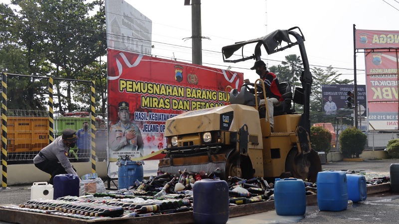 Jelang Idul Fitri, Ribuan Botol Miras Dimusnahkan Menggunakan Alat Berat