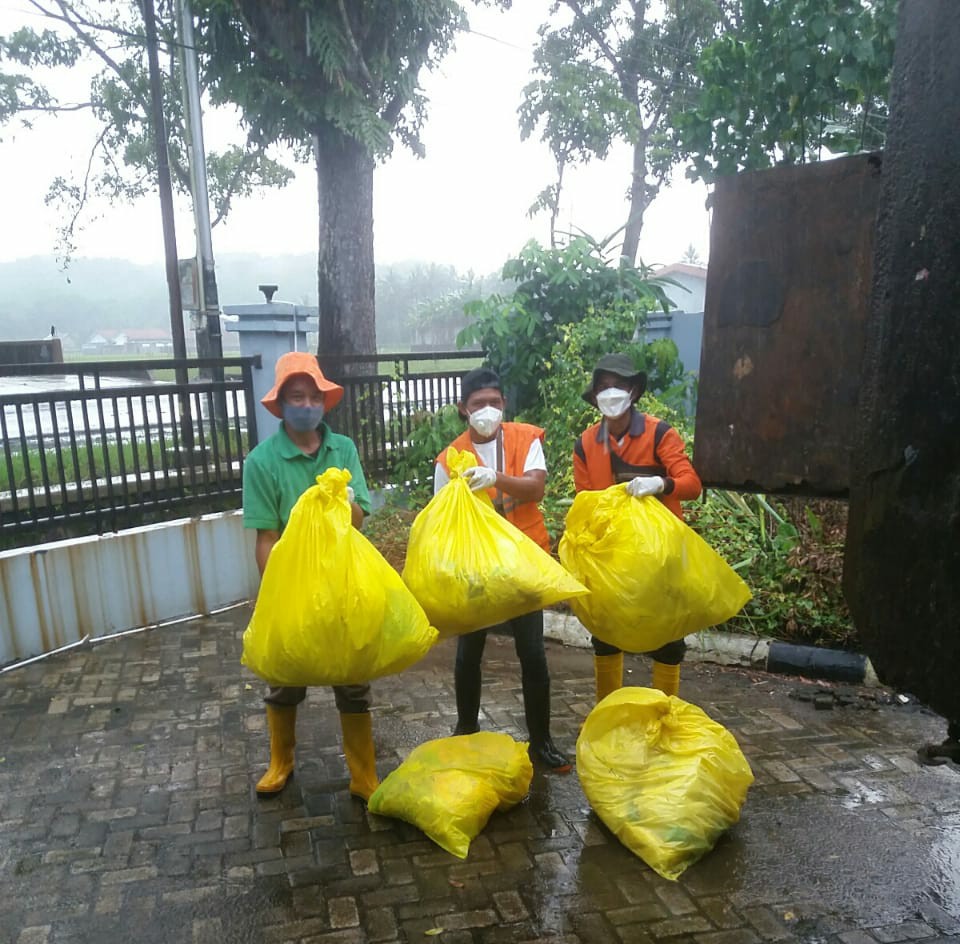 22,5 Kg Sampah Bekas Pemakaman Covid Dimusnahkan