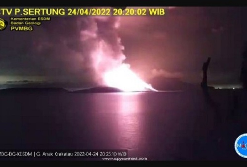 Semalam Gunung Anak Krakatau Kembali Erupsi