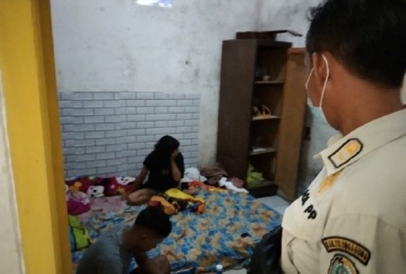 Satu Wanita dan Tiga Pria Kedapatan Mesum di Kamar Kos