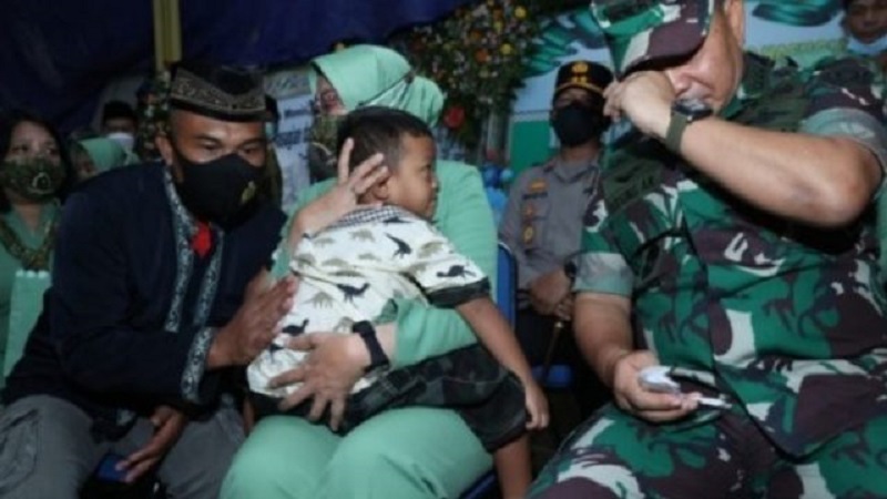 Jenguk Anak Korban KKB, Jenderal Dudung Menangis