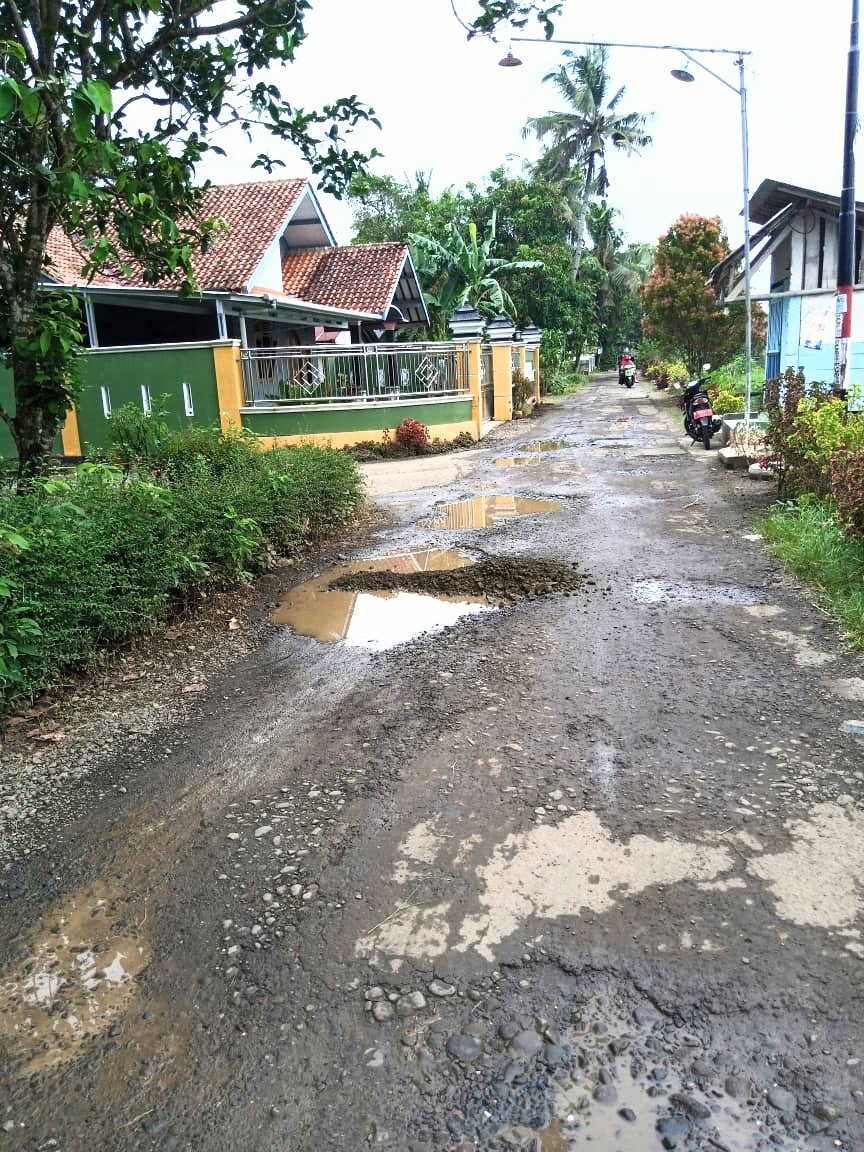 Duh, Kades jadi Sasaran Kritik Akibat Jalan Kabupaten Rusak