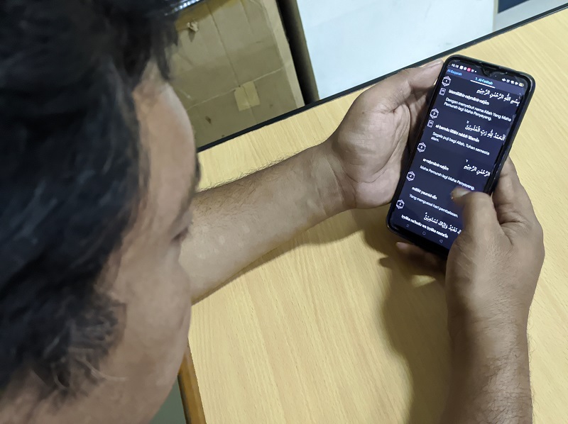 Begini Hukumnya Membaca Alquran di Smartphone