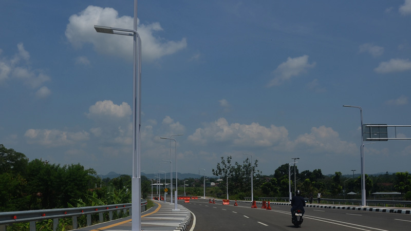 Penerangan Jalan Soekarno Purwokerto Masih Gunakan Lampu Sementara
