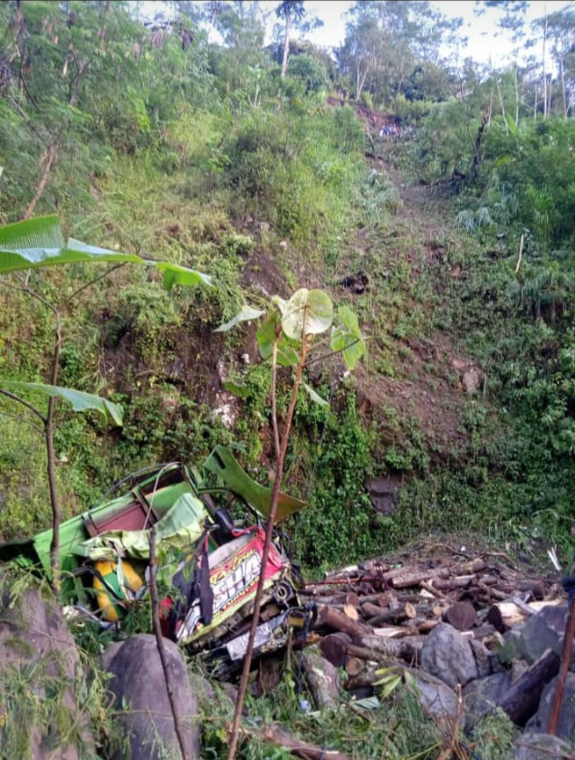 Ini Kondisi dan Penampakan Truk yang Tertimpa Batu dan Masuk Jurang di Wilayah Pagentan Banjarnegara