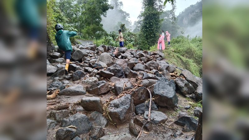 Jalan Sirau - Kramat Lumpuh Tertutup Longsor