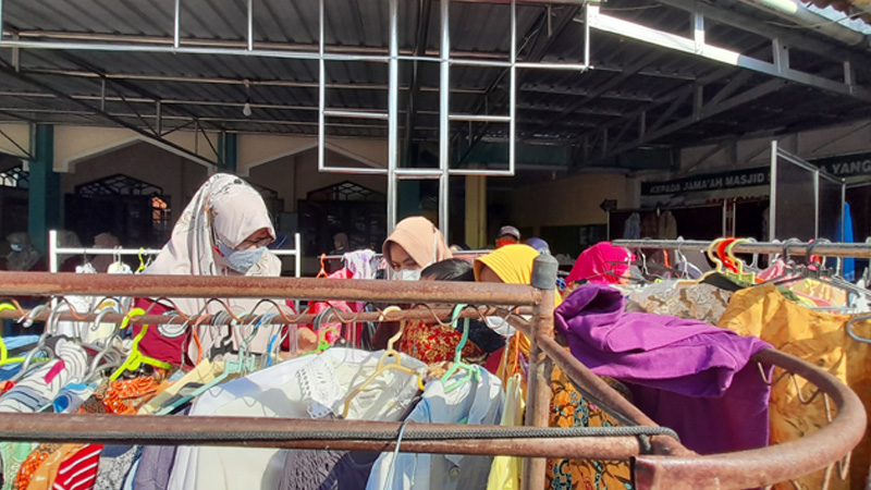 Warga Antusias Datangi Pasar Bahagia, dari Sembako Hingga Pakaian Disediakan Gratis