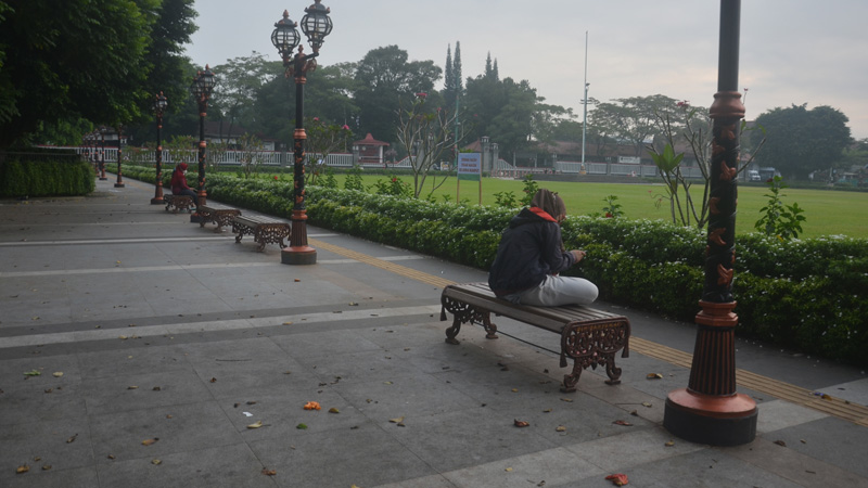 Pilih Nyanyi Atau Push Up? Pengunjung Alun-alun Purwokerto Masih Buang Sampah Sembarangan