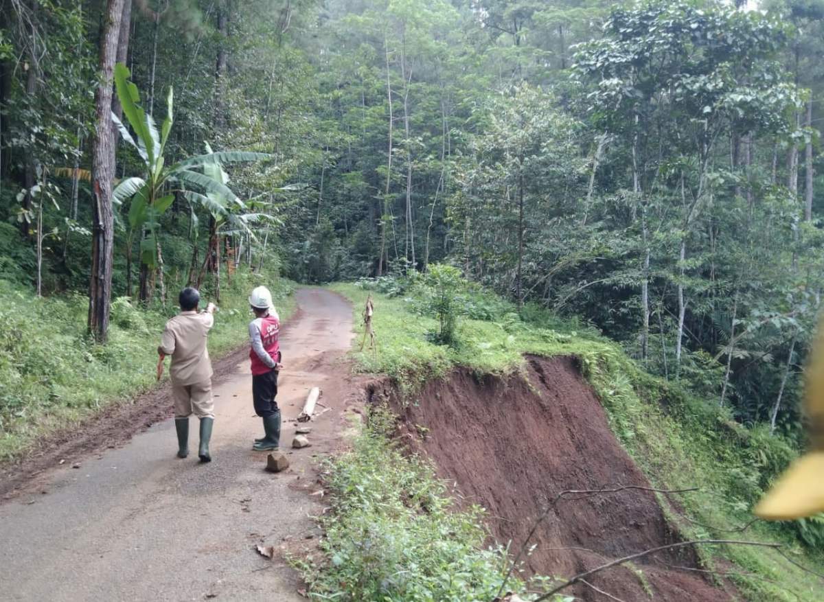 Longsor, Ancam Akses Jalan Antar Kabupaten Ruas Kamulyan-Watuagung, Tambak