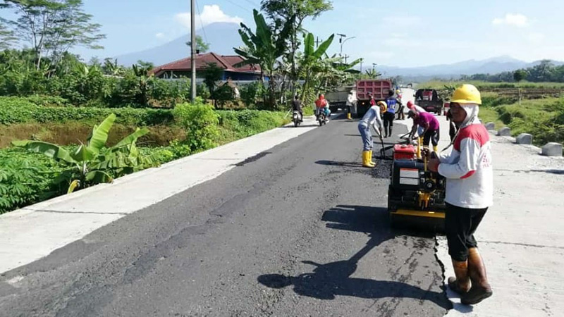 Jalan Berlubang di Purbalingga Ditambal Sementara