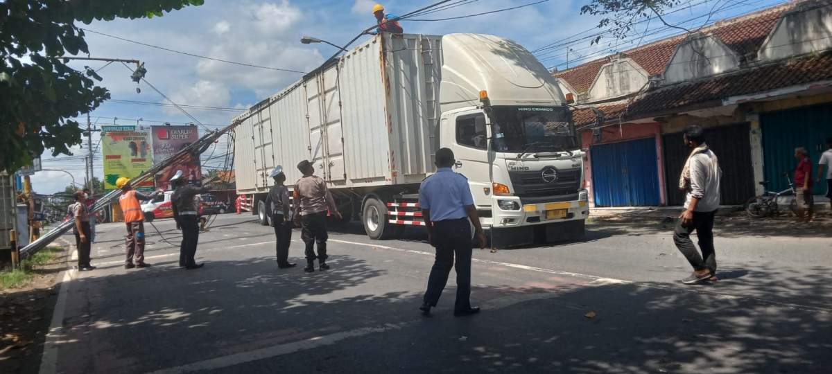 Truk Kontainer Nyanthel Kabel, Perempatan Kedungmenjangan Tersendat