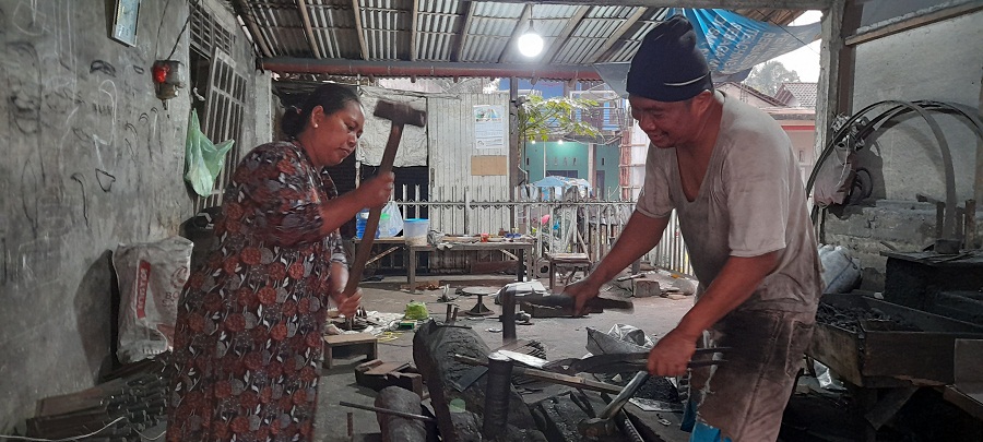 Sumarni, Perempuan Tangguh Penempa Besi asal Binorong Banjarnegara, Bantu Suami Jalankan Usaha Turun Temurun T