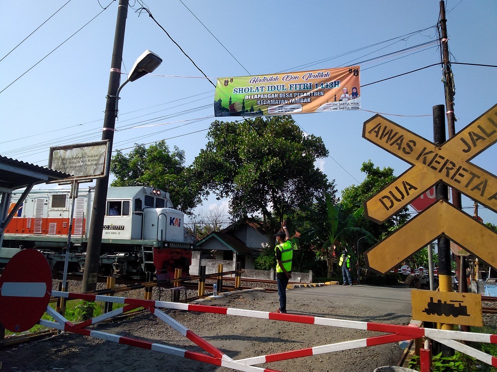 Perlintasan KA Ruas Pesantren Kecamatan Tambak yang Rawan Laka Dipasang Palang Pintu