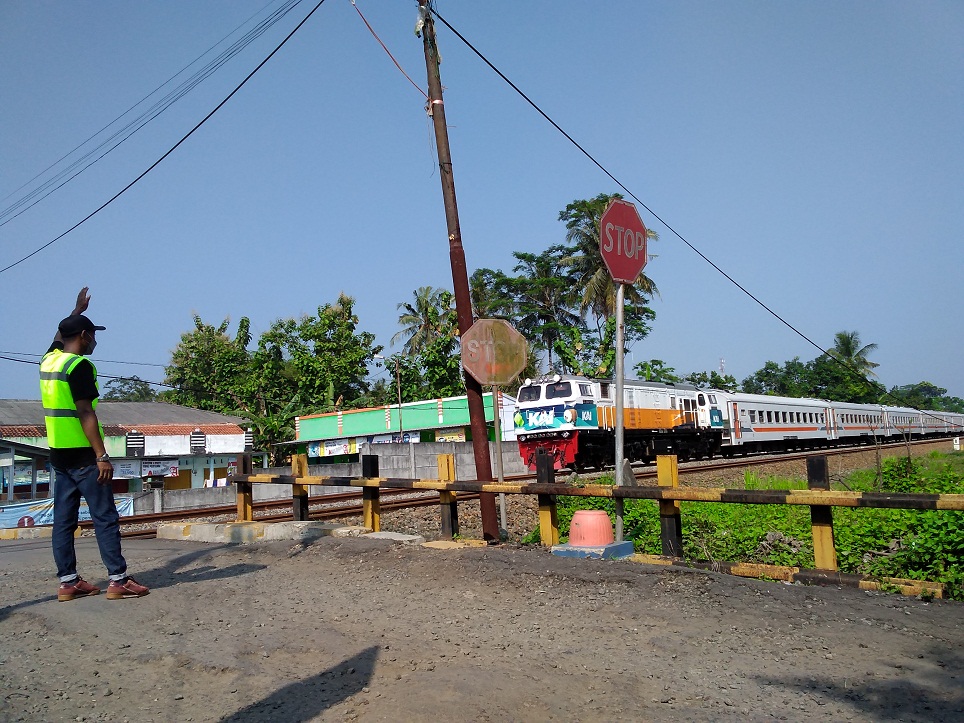 Jaga Keselamatan Warga Berbekal Seadanya, Petugas Perlintasan Kereta di Ruas Pesantren
