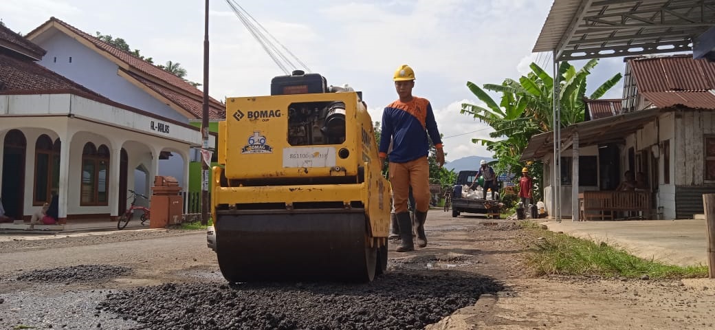 Jalan Berlubang Hanya Ditambal Sulam di Sumpiuh