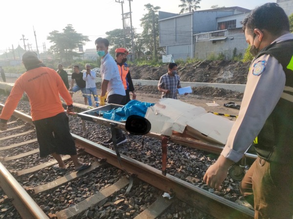 Tidur di Rel, Tewas Tergilas Kereta Api